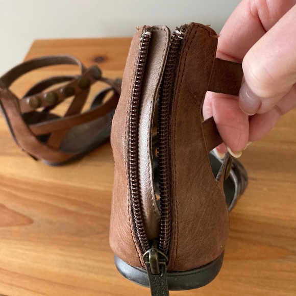 Gladiator sandals with back zipper - Picture 3 of 6